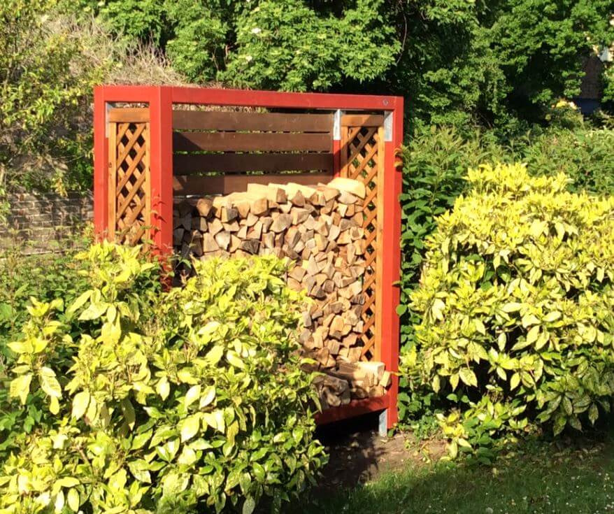 Kaminholzregal Cuba mit zusätzlicher Rückwand und Rankgitter als Seitenteile Kaminholzregal Cuba mit zusätzlicher Rückwand und Rankgitter als Seitenteile