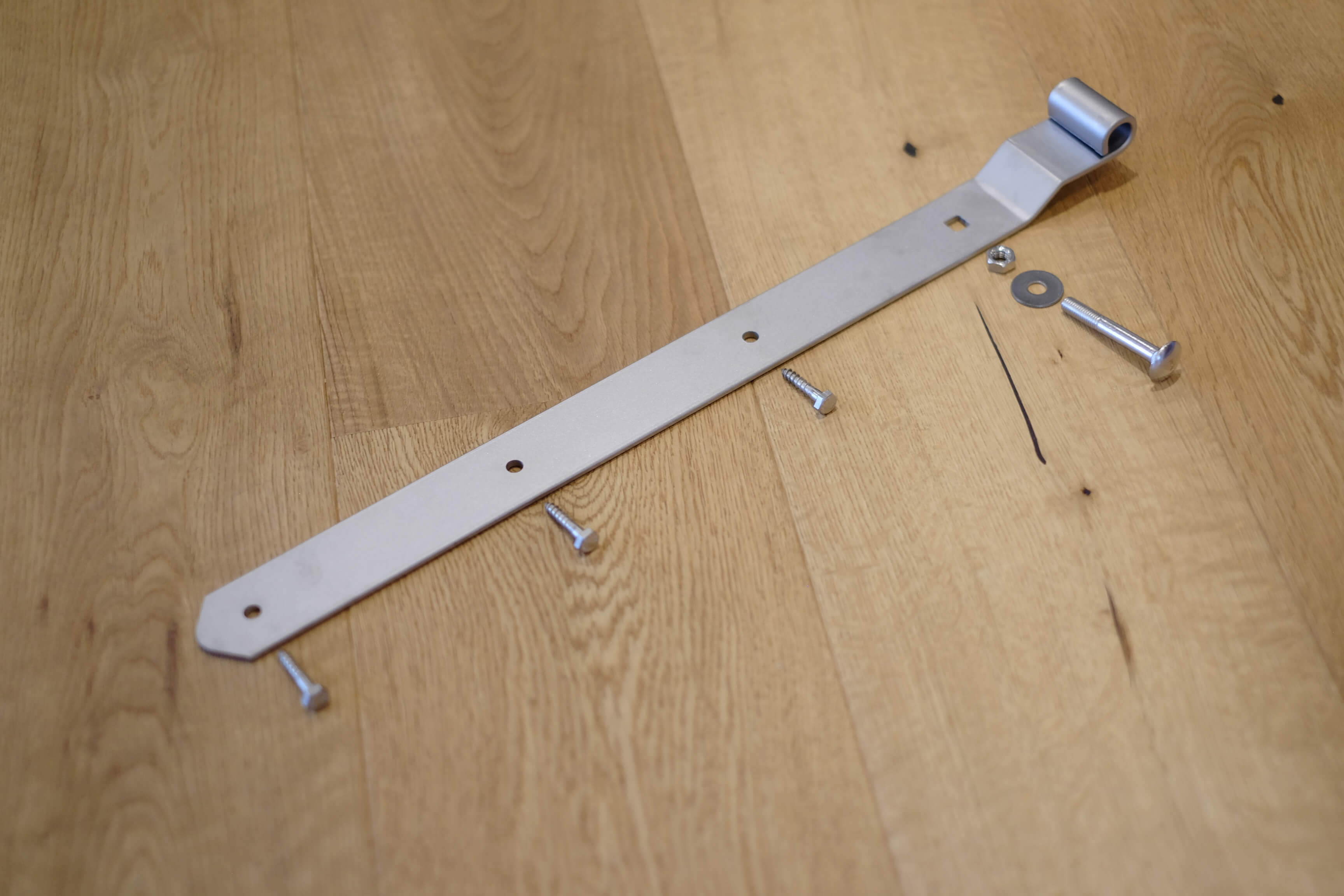 Ladenband mit Schrauben (Schrauben nicht im Lieferumfang enthalten)