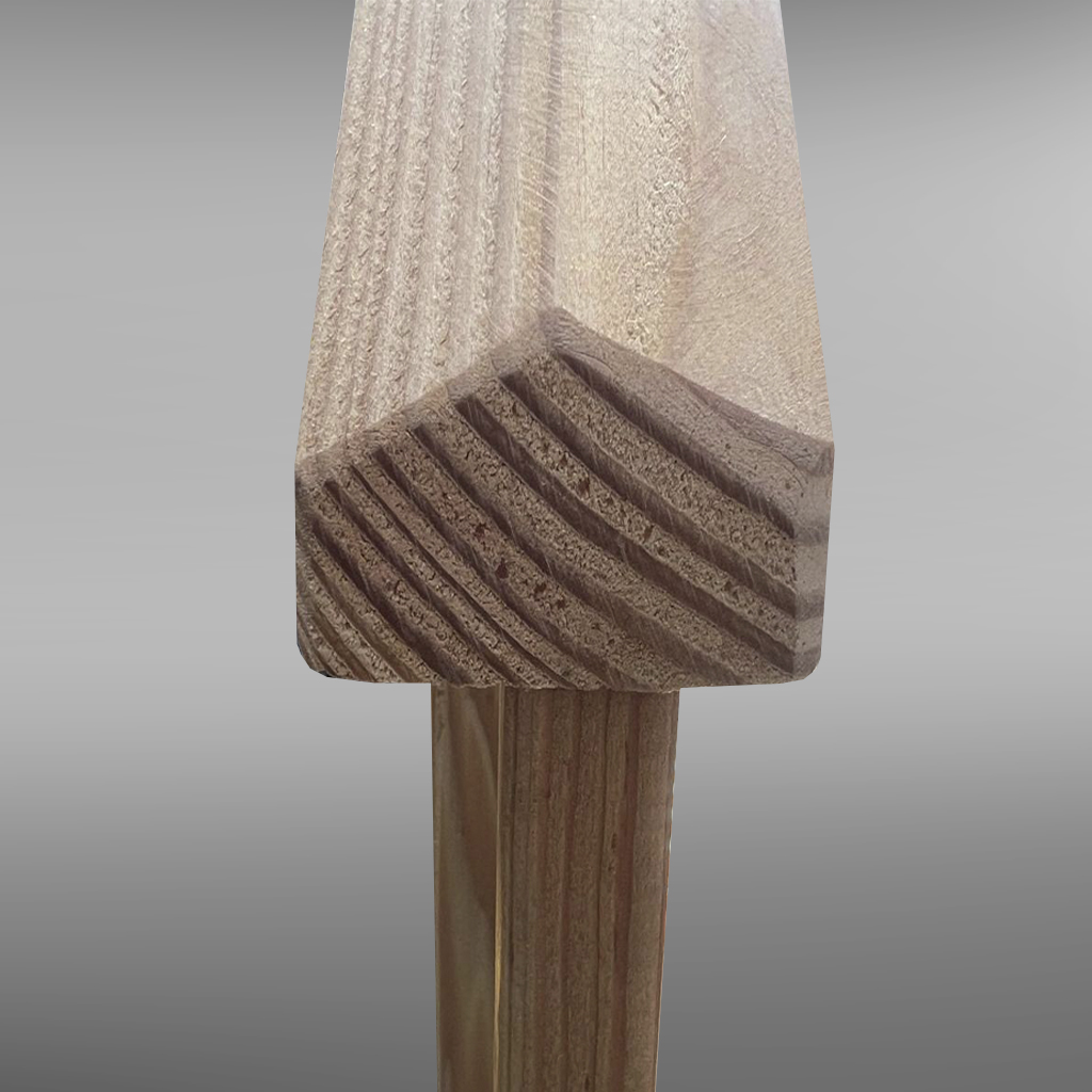 Nahaufnahme des abgeschrägten Endes eines Holzbalkens mit sichtbarer Holzmaserung und diagonalen Schnittspuren auf einem senkrechten Pfosten vor grauem Verlaufshintergrund