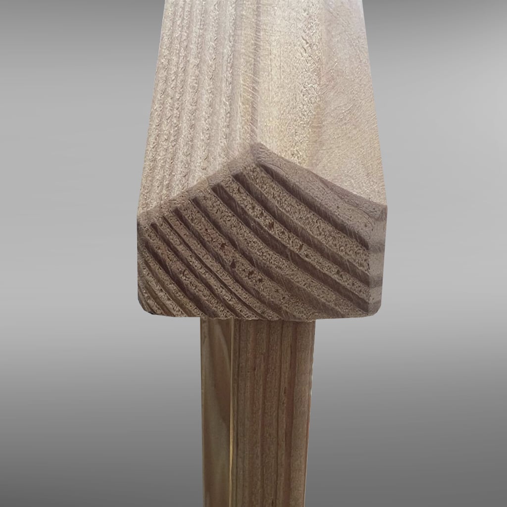 AlpenLärche Solid 180 x 180 cm Nahaufnahme des abgeschrägten Endes eines Holzbalkens mit sichtbarer Holzmaserung und diagonalen Schnittspuren auf einem senkrechten Pfosten vor grauem Verlaufshintergrund