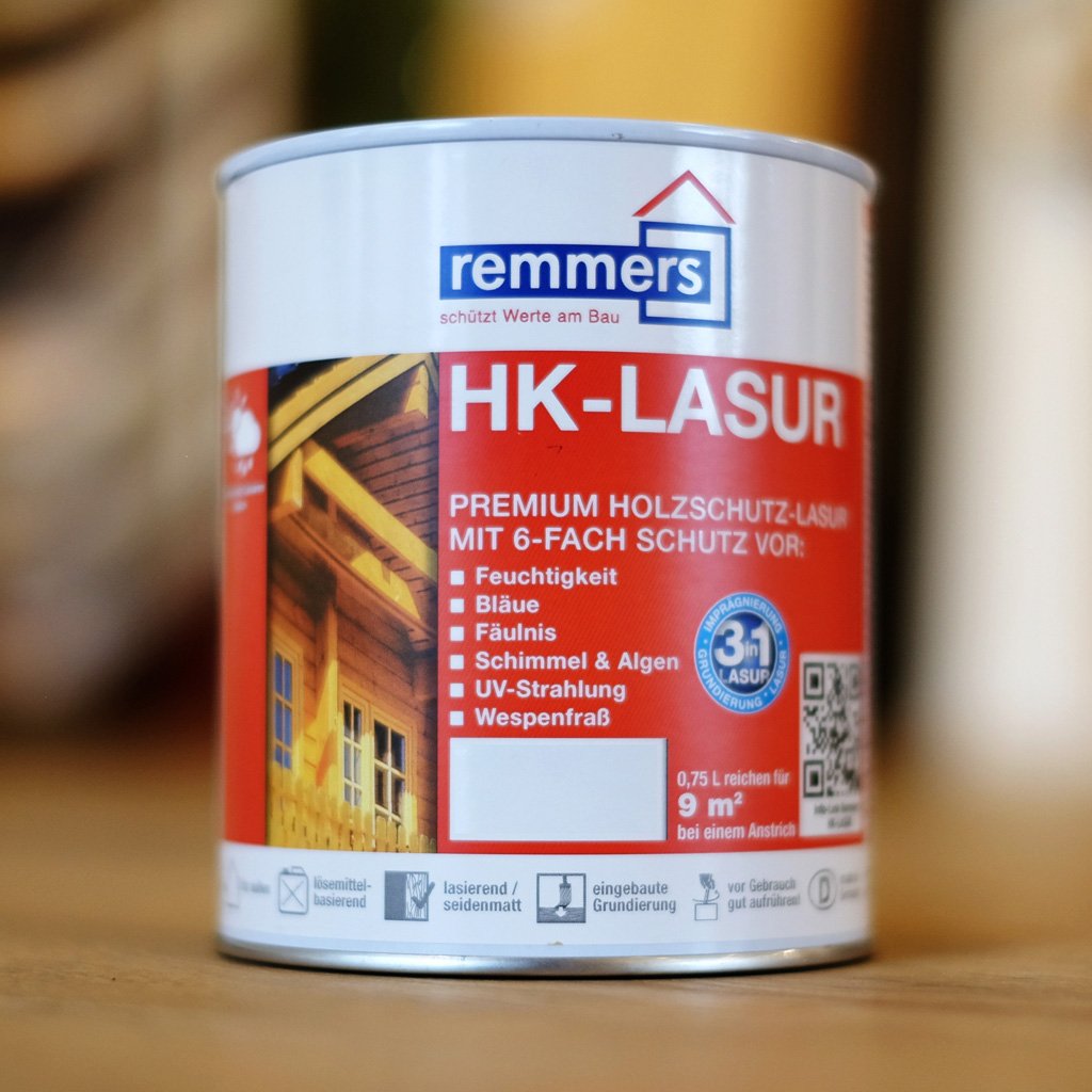 Dose Remmers HK-Lasur 3 in 1 Premium Holzschutz-Lasur 0,75 Liter, rotes Etikett mit Hausfoto und Produktvorteilen, Details wie Schutz vor Feuchtigkeit, UV-Strahlen, Schimmel und integrierte Grundierung gut sichtbar
