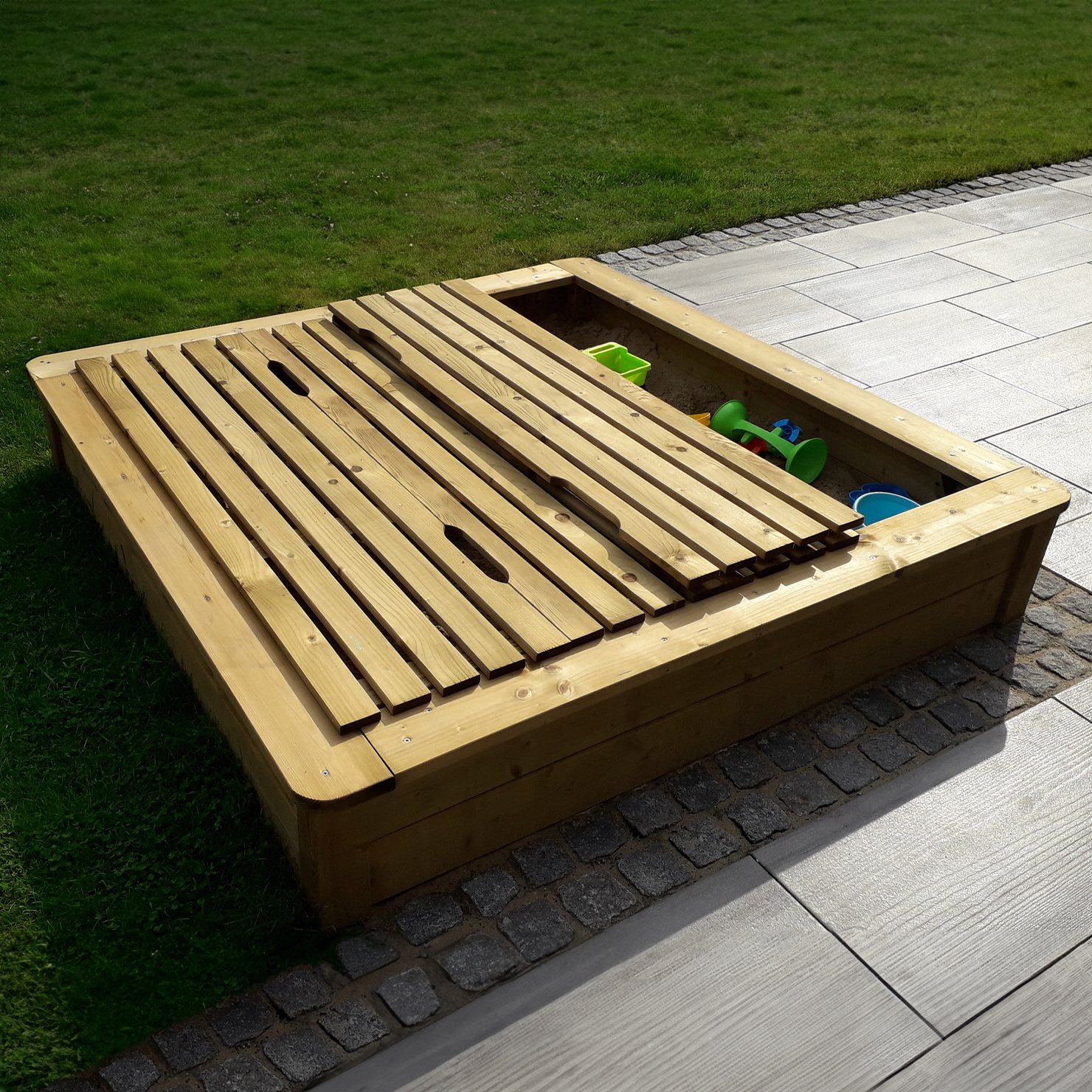 Abb. zeigt Sandkasten Paula mit geöffnetem Deckel 