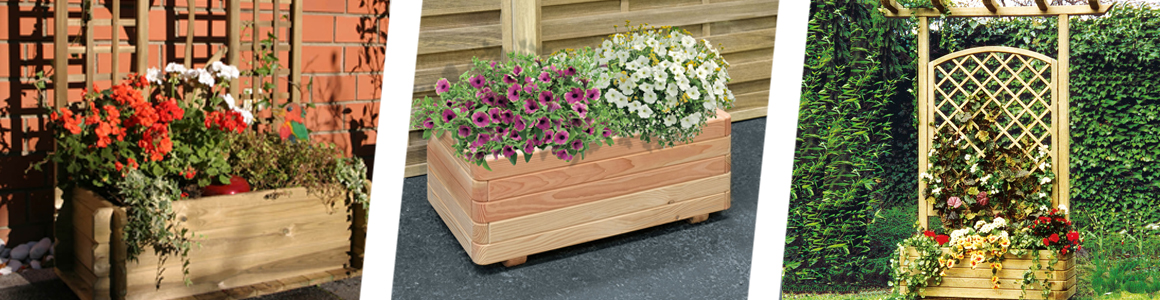 Dreiteiliges Bild: links flacher Holz-Blumenkasten vor Rankgitter mit roten und weißen Blumen, Mitte niedriger Holz-Kasten mit violetten und weißen Petunien auf Asphalt, rechts hoher Holzkasten mit Rankgitter und bunten Kletterpflanzen vor Hecke.