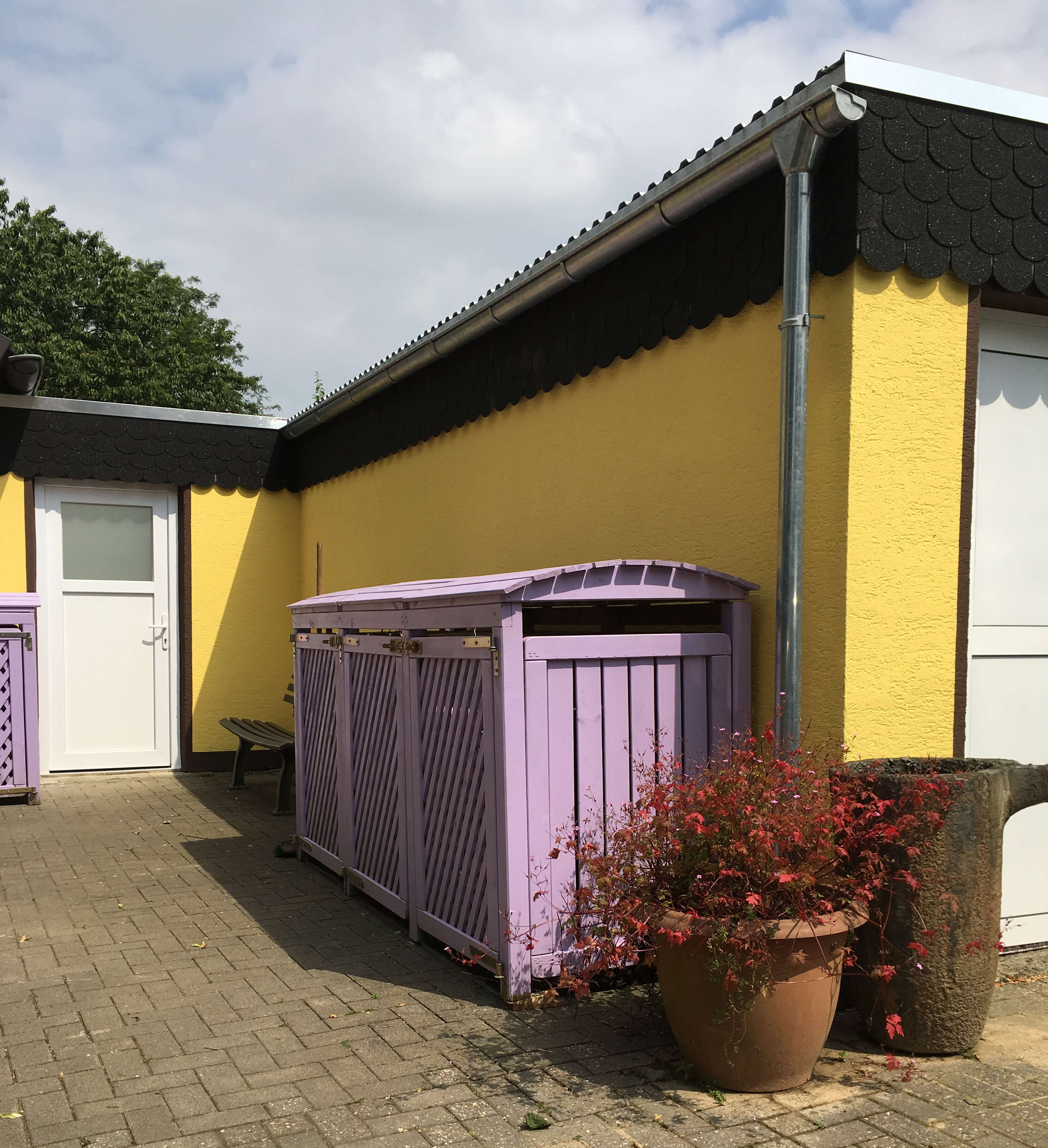 hier sichtbar eine 3-er Mülltonnenbox, vom Kunden lasiert hier sichtbar eine 3-er Mülltonnenbox, vom Kunden lasiert