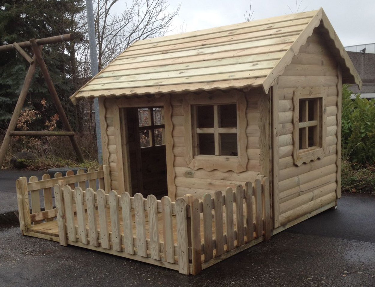 Kinderspielhaus Diana aus kesseldruckimprägniertem Holz, 170 x 220 x 155 cm, mit kleiner Veranda Holzspielhaus für Kinder, Modell Diana, Größe 170 x 220 x 155 cm, kesseldruckimprägniert, mit überdachtem Eingang, zwei Fenstern und kleiner Veranda mit Holzzaun, im Außenbereich aufgestellt