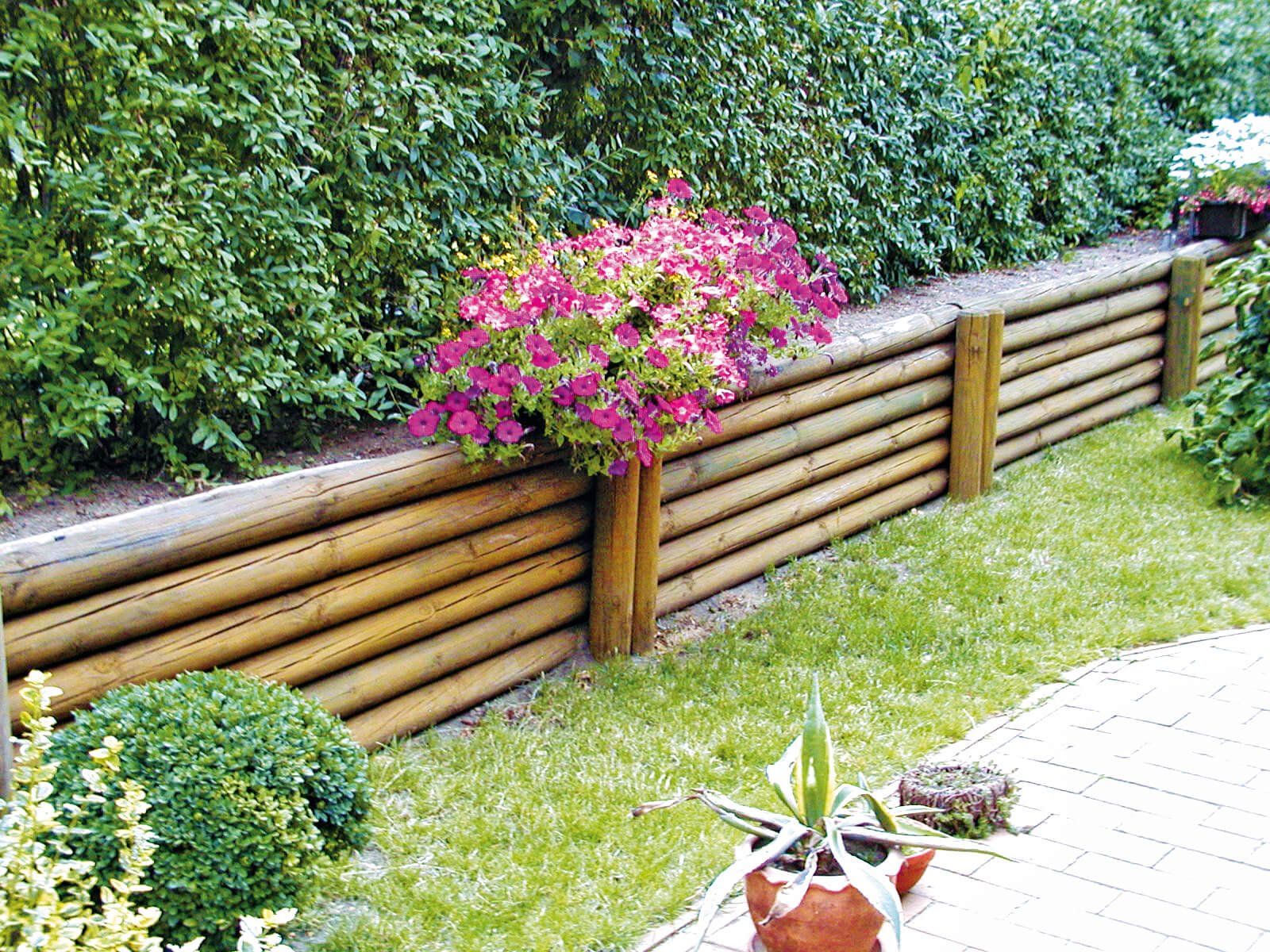 Garten mit Palisadenzaun