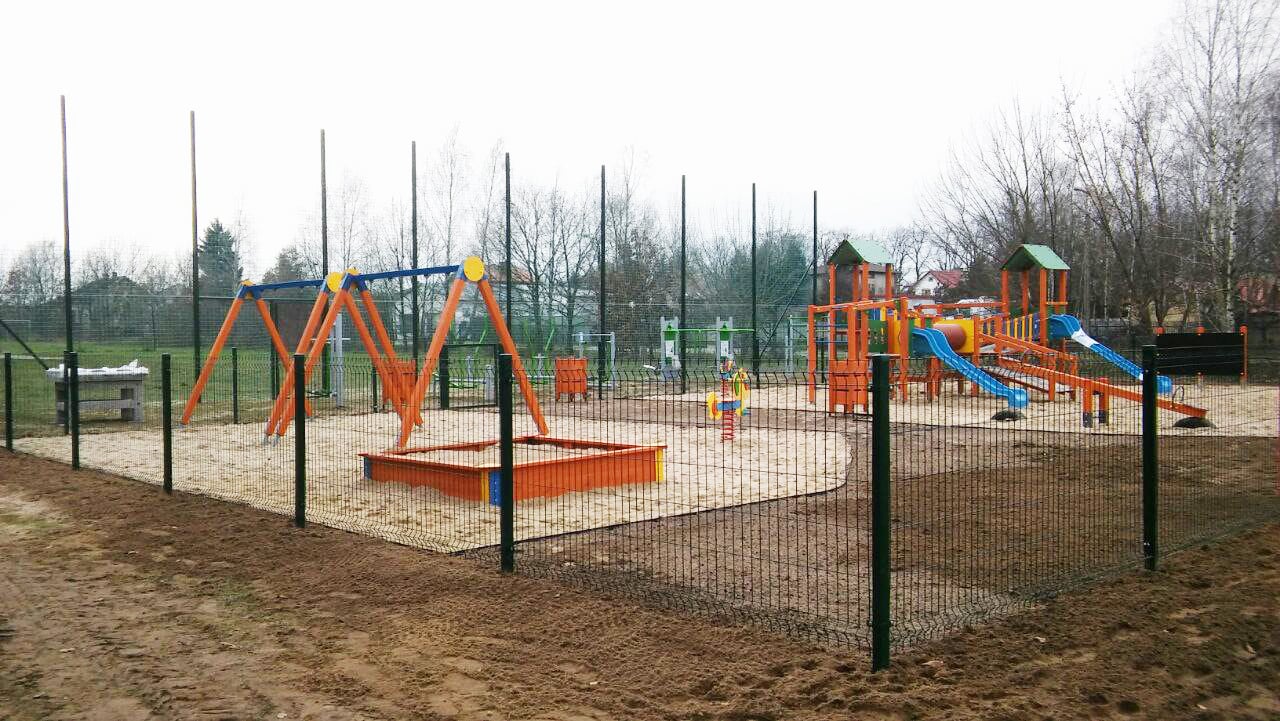 Abb. zeigt so einen Sandkasten auf dem Spielplatz