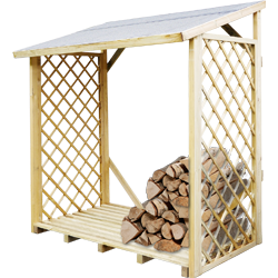 Offenes Kaminholzregal aus hellem Holz mit schrägem Dach, gitterförmigen Seiten und Lattenboden, rechts ein Stapel geschnittener Brennholzscheite