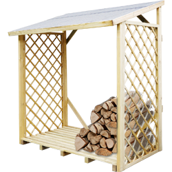 Offenes Kaminholzregal aus hellem Holz mit schrägem Dach, gitterförmigen Seiten und Lattenboden, rechts ein Stapel geschnittener Brennholzscheite