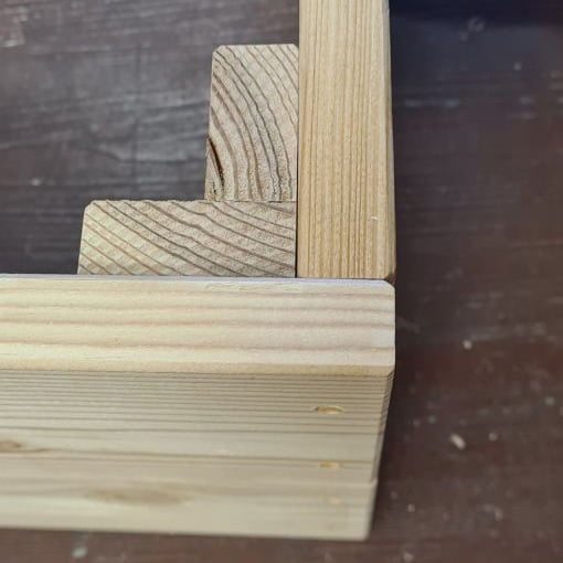 Detailansicht: die Seitenbretter werden direkt gegeneinander geschraubt Detailansicht: die Seitenbretter werden direkt gegeneinander geschraubt
