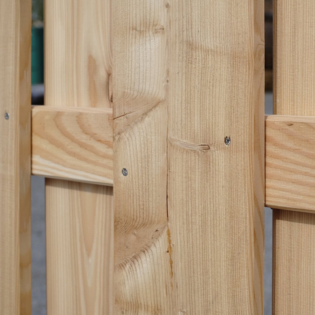 Nahansicht - Bretterzaun aus Lärchenholz Nahansicht - Bretterzaun aus Lärchenholz