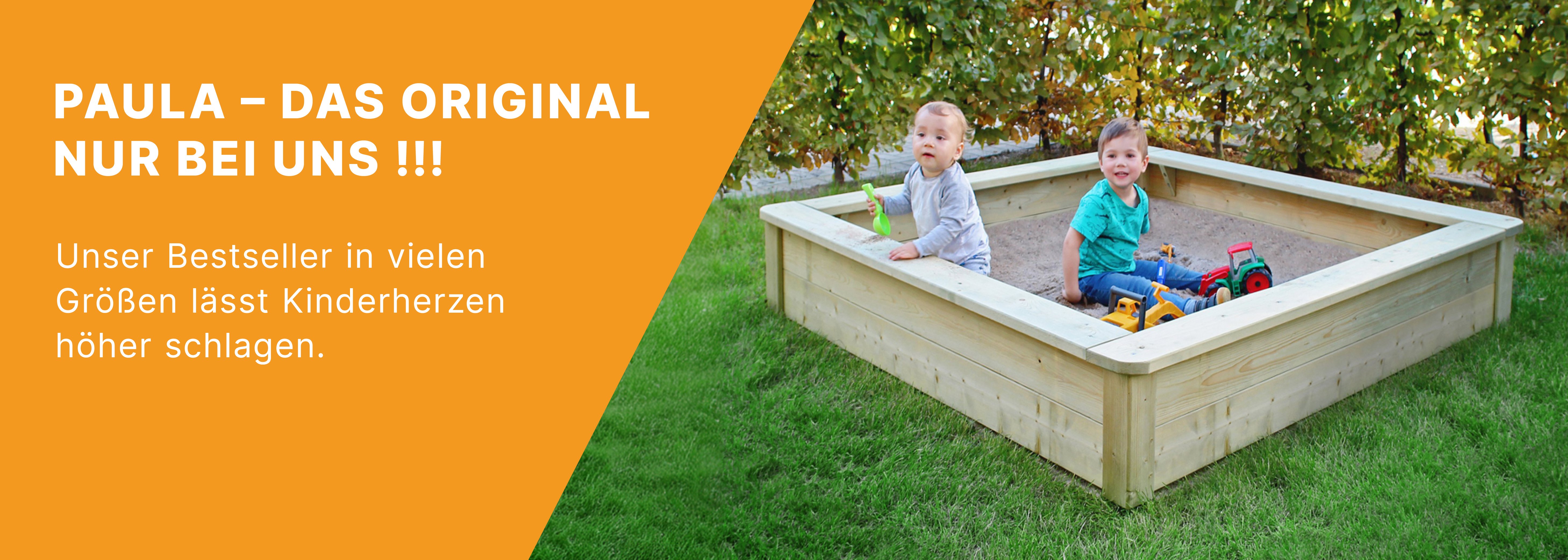 Animated markings image Werbebanner mit orangefarbener Fläche und weißem Text PAULA – DAS ORIGINAL NUR BEI UNS; rechts zwei Kleinkinder sitzen in einem quadratischen Holzsandkasten auf Rasen und spielen mit Schaufel und Spielzeugtraktor vor einer Hecke
