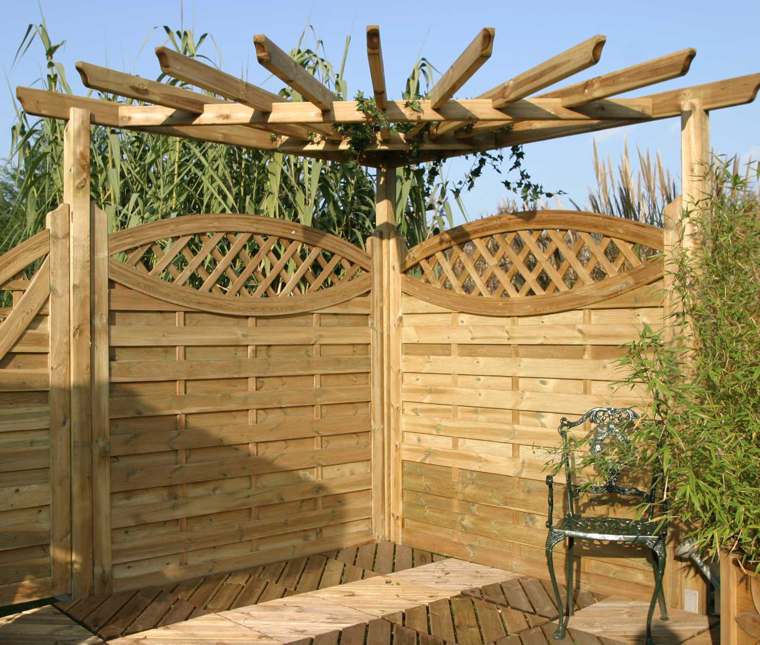 Eck-Pergola "Azzara", in Kombination mit Zäunen
